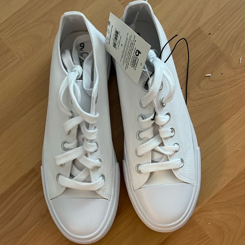 NWT No Boundaries white platform lace up sneaker
